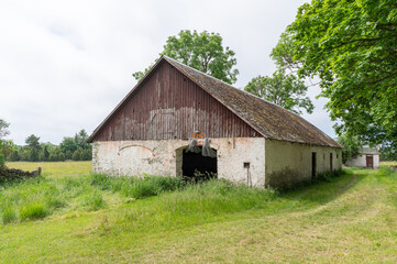 Fototapeta na wymiar old barn in saaremaa