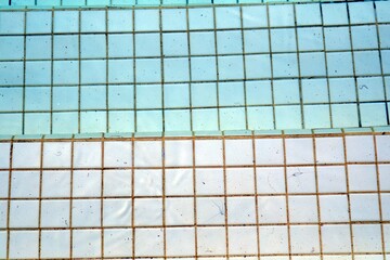 Fliesen am Grund eines Swimming Pool
