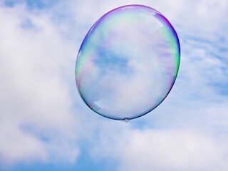 Seifenblasen vor blauem Himmel