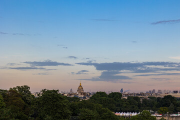 Skyline de Paris depuis le Trocadéro avec le dôme des Invalides au coucher du soleil