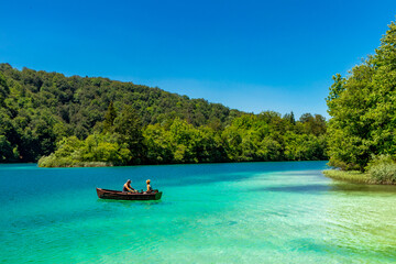 Naklejka na ściany i meble Entdeckungstour durch den wunderschönen Nationalpark Plitvicer Seen - Kroatien