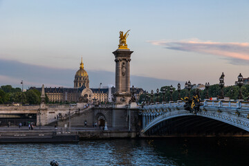 Fototapeta na wymiar Les Invalides et le Pont Alexandre III au coucher du soleil