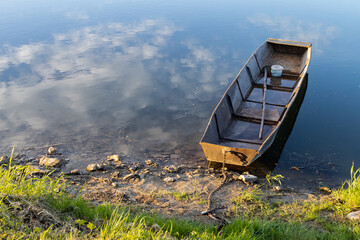Łódka na pochmurnej wodzie © Damian Pękalski