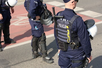 Policjant prewencji w na zabezpieczeniu imprezy w mieście. Wrocław Parada lgbt. 