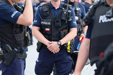 Policjant z kamerą wideo  osobistą na mundurze w na służbie patrolowej w mieście.  - obrazy, fototapety, plakaty