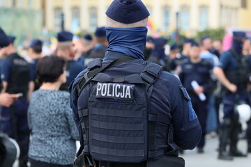 Policjant prewencji w na zabezpieczeniu imprezy w mieście. Wrocław Parada lgbt. 