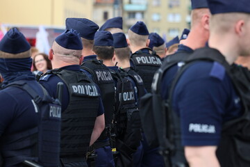 Policjant prewencji w na zabezpieczeniu imprezy w mieście. Wrocław Parada lgbt. 
