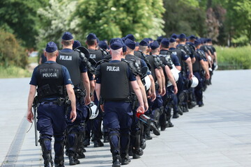 Policjant prewencji w na zabezpieczeniu imprezy w mieście. Wrocław Parada lgbt.  - obrazy, fototapety, plakaty