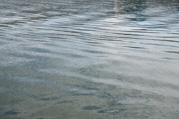 Wasseroberfläche an sonnigem Sommertag