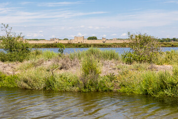 Remparts d'Aigues-Mortes depuis les marais salants