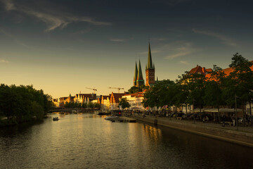 Obraz premium sunset over river trave