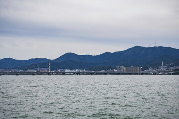 びわ湖と対岸の風景