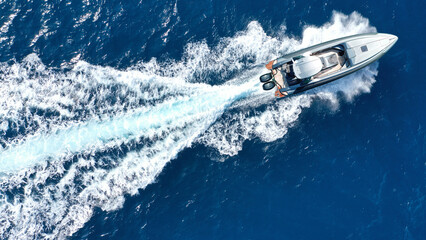 Luftdrohnenfoto eines luxuriösen, starren, aufblasbaren Schnellboots, das mit hoher Geschwindigkeit im tiefblauen Meer der Ägäis, Griechenland, kreuzt