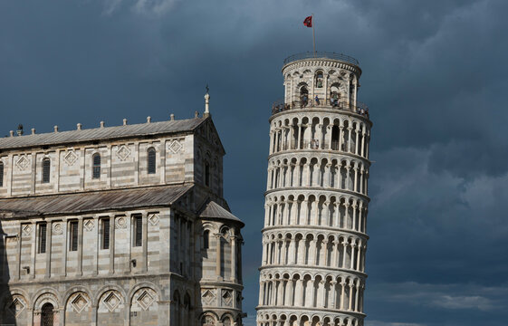 Detail des schiefen Turms von Pisa mit dem Dom