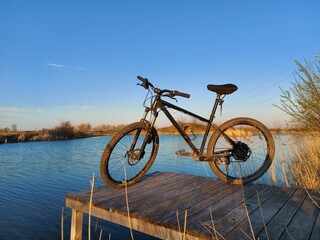 Fototapeta na wymiar bicycle on the lake