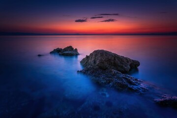 Skały wystające z morza przed wschodem słońca - długi czas naświetlania © Michal45