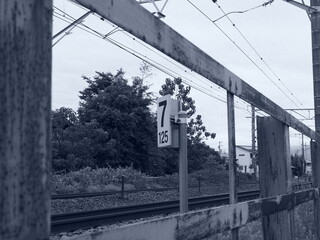 線路を横の道から見たモノクロ写真