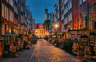 Gdańsk nocą piękna ulica Mariacka, schody, kamienice, zabytkowe domy - obrazy, fototapety, plakaty