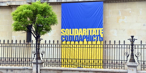 Fahne der Ukraine mit der Aufschrift Solidarität auf rumänisch und ukrainisch 