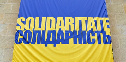 Fahne der Ukraine mit der Aufschrift Solidarität auf rumänisch und ukrainisch 