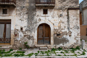 Fototapeta na wymiar Abandoned alley and empty houses in Lesina, a small town in Gargano
