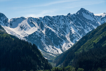 Fototapeta premium Snow covered peak of the mountain overlooking the port of Seward in Alaska