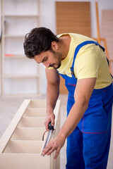Naklejka premium Young male carpenter working at home