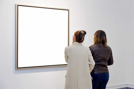 Ambiente o sala con marcos para cuadros  concepto de galería de arte con cuadros reemplazables y gente observando.