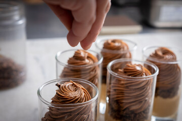 Resposteria dulce, postres y cremas. Manos que cocinan en un restaurant. 