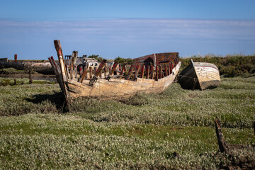 ensemble d'épaves de vieux bateaux abandonnés, cimetière de bateaux échoués sur le rivage en Bretagne