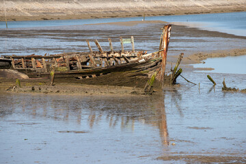ensemble d'épaves de vieux bateaux abandonnés, cimetière de bateaux échoués sur le rivage en...