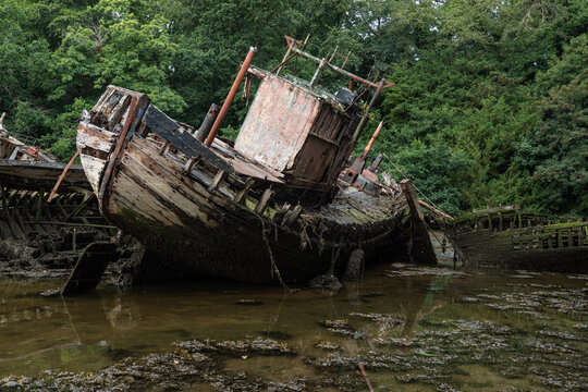 épave, carcasse de vieux bateau abandonné sur le rivage en Bretagne