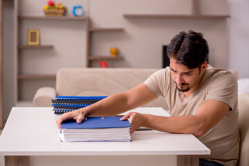 Obraz premium Young male employee working from house