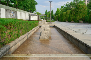 公園の人工的な水路