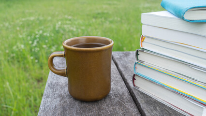 山積みの本とコーヒー