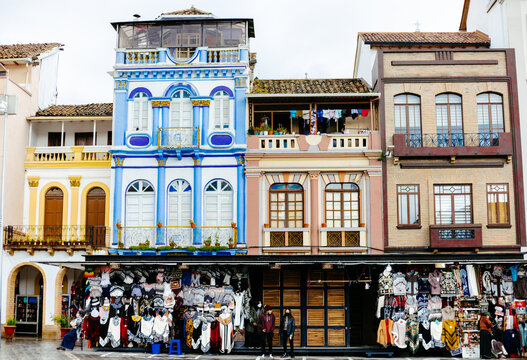 CASAS PATRIMONIALES DE LA CIUDAD DE CUENCA - ECUADOR EN LA PLAZA SAN FRANCISCO