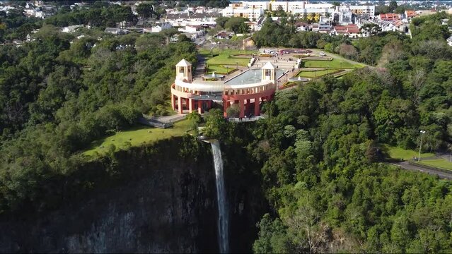 Waterfall at Parque Tangua em Curitiba