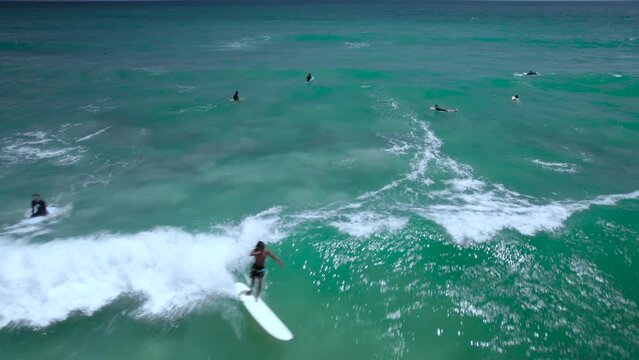 surfista agarrando una ola seguimiento de dron 