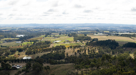 Fototapeta na wymiar View of Towac Valley from the Pinnacle Lookout in Orange, New South Wales, Australia. View takes in apple orchard, vinyards and other agricultural farms to the horizon
