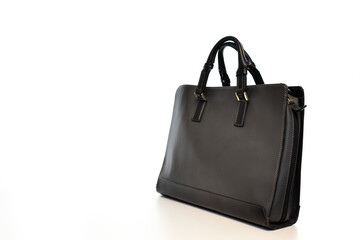 黒のビジネスバックと白背景