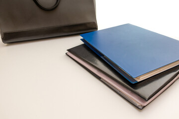 机の上の書類と黒いバッグ