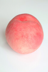 白背景にフレッシュな桃が１個