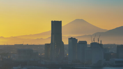 都市と富士山遠景