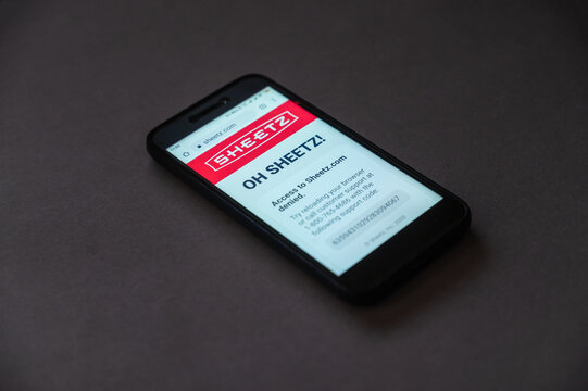 Message appears on my smartphone screen saying that I cannot log in to the SHEETZ website. Sheetz, Inc. is an American chain of convenience stores and coffee shops. Mykolaiv, Ukraine - 06 26 2022
