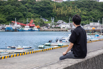 船着場で遠くを見つめる男性　Wharf
