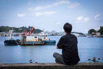 船着場で遠くを見つめる男性　Wharf