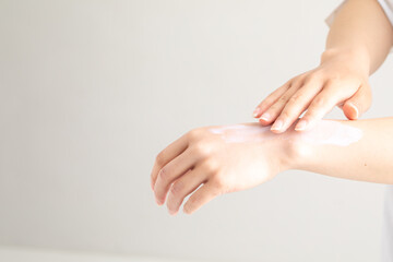 日焼け止めを塗る手元　Sunscreen