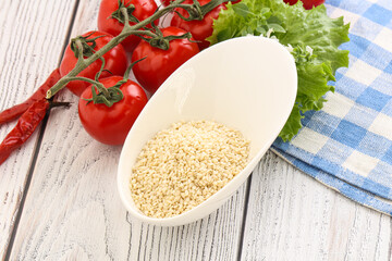 Raw sesame seeds in the bowl