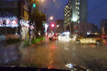 渋滞している雨の日の道路