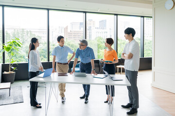 オフィスで働くビジネスマン（チーム・複数人・会議・ミーティング）